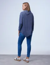 Buzo azul en tejido soft de la marca Ruby Rd. Tiene cuello volcado con aplique de botones y terminación de ruedo asimétrico.