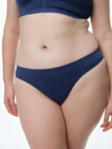 Bombacha tipo colaless de microfibra seamless, con diseño de tiro medio y cintura elástica con logo grabado. Confeccionada en tejido suave y elástico, con refuerzo de algodón en la zona íntima.