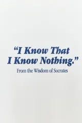 Camiseta blanca de algodón con cuello redondo y manga corta, corte regular fit. Presenta un estampado central en color azul con la frase "I Know That I Know Nothing." atribuida a Sócrates.