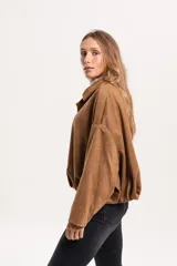 Chaqueta tipo bomber de tela gamuzada color marrón, con diseño oversize, mangas amplias tipo murciélago y cuello camisero.