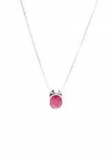 Collar con cadena de plata 925, hipoalergénica, con un dije de rubí ovalado engarzado en plata.