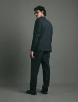 Pantalón de vestir de corte recto y línea limpia, sin pinzas. Confeccionado en una mezcla de poliéster y viscosa, presenta un diseño clásico y estructurado.