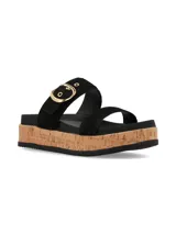 Sandalias negras con plataforma de corcho y suela dentada. Poseen dos tiras anchas en el empeine, una de ellas decorada con una hebilla metálica dorada.