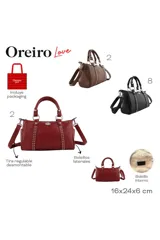 Cartera de mano color bordó con doble asa corta, correa larga ajustable y extraíble, y detalle de tachas metálicas verticales en el frente. Incluye un aplique metálico decorativo en forma de labios con strass en la parte superior central.