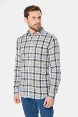 Camisa de lino de manga larga con diseño a cuadros en tonos celeste, beige, azul marino y blanco. Cuenta con cuello camisero, cierre frontal de botones y un bolsillo ojal en el pecho con logo bordado.
