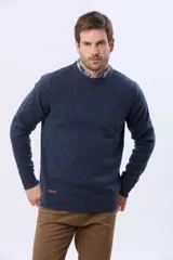 Buzo de lana azul con cuello redondo, manga larga y diseño tejido de punto.