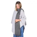 Pashmina de tejido texturizado en color gris oscuro, con terminaciones desflecadas en los extremos.