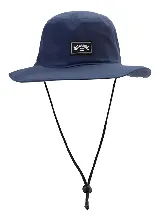 Sombrero azul oscuro estilo pescador con ala ancha, cordón ajustable negro y parche frontal con el logo de la marca.
