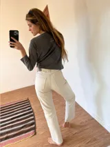Pantalón de cuero celeste de tiro alto y silueta recta, con bolsillos y cierre frontal.