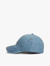 Gorra de béisbol de denim celeste con diseño de seis paneles, costuras a contraste, ojales bordados, visera curva y logo bordado de Tommy Hilfiger en el frente.