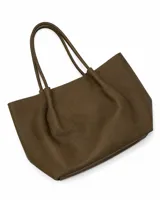 Cartera tipo shopper de cuero sintético color marrón, con diseño arrugado y doble asa de hombro. Incluye una cartuchera rectangular y una pequeña billetera con tira de muñeca a juego.