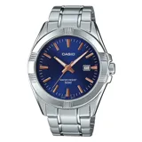 Reloj Casio para hombre con caja y brazalete de acero inoxidable plateado, esfera azul con agujas y marcadores en tono cobre, indicador de fecha a las 3 y cristal mineral. Resistente al agua hasta 50 metros.