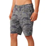 Bermuda de paseo verde con diseño estampado tipo camuflado abstracto, bolsillos laterales y cierre de botón y bragueta.
