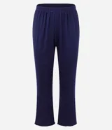 Pijama de dos piezas compuesto por una blusa de manga corta con escote redondo y un pantalón largo de corte recto con cintura elástica. La prenda presenta un bordado sutil en el pecho y un acabado liso.