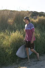 Remera manga corta color rosa con diseño de bloques de color y cuello redondo.