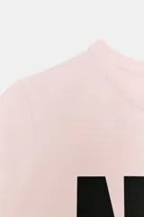 Remera azul de manga corta y cuello redondo, de corte ajustado, con estampado frontal en color naranja que dice "LOVE DESPITE EVERYTHING".