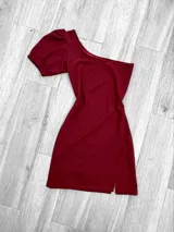 Minivestido blanco con un hombro descubierto y manga corta abullonada.