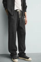 Pantalón relaxed fit tejido en hilatura de algodón con estructura, color verde militar. Presenta cintura elástica ajustable con cordón en contraste, bolsillos de vivo frontales y detalle de bolsillo trasero.