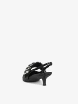 Zapato slingback negro con estampado de piel de serpiente, punta fina, tacón kitten y adorno de esferas metálicas plateadas en la tira delantera.