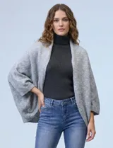Cardigan de tejido suave con frente abierto y mangas amplias de corte holgado.