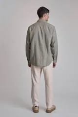 Pantalón de lino color verde oliva, de corte recto y tiro medio.