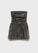 Vestido corto de fiesta con acabado metalizado brillante. Presenta un diseño palabra de honor con cuerpo drapeado y falda estilo globo con volumen. Cuenta con cierre de cremallera en la parte posterior y forro interior.