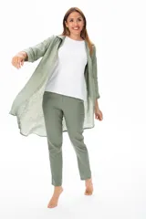 Camisola verde caqui de poliéster, de corte relajado y terminaciones delicadas.