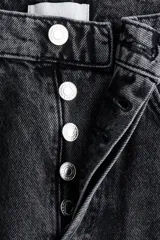 Jean tobillero estilo barrel de cinco bolsillos en denim de algodón rígido, con diseño curvo en las piernas y tiro alto.