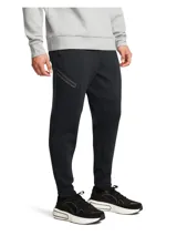 Pantalón de jogging Under Armour de corte ajustado, confeccionado en tejido de doble punto elástico y transpirable. Presenta cintura elástica con cordón interno, bolsillos laterales abiertos y un bolsillo lateral adicional con cierre termosellado. Incluye el logo de la marca sutilmente aplicado en el muslo.