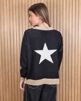 Cardigan de punto color marrón con detalles en tono arena en los bordes de la botonera, cuello en V, dobladillo y puños. Cuenta con cierre frontal de botones.