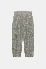 Pantalón de tiro medio confeccionado en tejido texturizado con trama multicolor, bolsillos laterales ocultos y pinzas en el delantero.