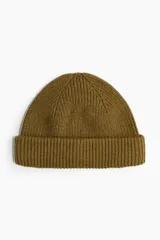 Gorro de punto acanalado color verde oliva con doblez ancho.