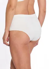 Bombacha bikini de tiro alto color rojo, confeccionada en microfibra sin costuras y con forro de algodón.