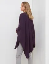 Ruana de tejido soft, color marrón óxido, de corte amplio y sin cierres, con cuello redondo.