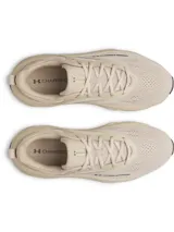 Championes de running Under Armour modelo Rogue 6, color beige, con parte superior de malla transpirable y superposiciones de TPU. Cuenta con entresuela Charged+ para mayor amortiguación y suela de goma para mayor tracción.