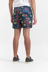 Short de baño estampado con cintura elástica, cordón ajustable, dos bolsillos laterales y uno trasero.