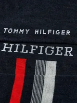 Pack de medias cortas tipo sneaker color azul marino con diseño de franjas y la palabra "Hilfiger" en el empeine.