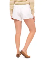 Short de lino orgánico color blanco, de tiro alto y calce holgado. Presenta bolsillos laterales amplios con detalles de remaches metálicos y cierre frontal.