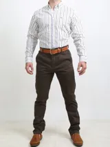 Pantalón chino azul marino de corte slim, confeccionado en gabardina elastizada. Cuenta con bolsillos ojal en la parte trasera y detalle de etiqueta sobre el trasero derecho.