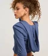 Saco azul de rib con capucha y cierre de cremallera.