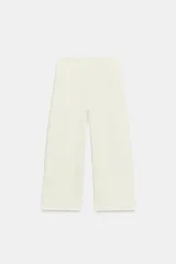 Pantalón de tiro medio y corte ancho, confeccionado en hilatura de algodón, con cintura elástica.