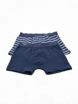 Pack de dos boxers de algodón, uno de color azul marino liso y otro con diseño de rayas horizontales blancas y azules. Ambos cuentan con cintura elástica con el logo de la marca estampado.