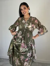 Vestido midi verde militar de organdí con estampa floral romántica de estilo chintz. Presenta escote en V, cintura elastizada, mangas tres cuartos acampanadas y falda con volados.