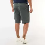 Bermuda chino de corte clásico, confeccionada en twill de color verde oscuro, con bolsillos laterales y traseros.