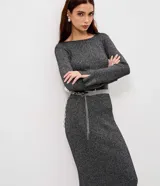 Vestido midi de tejido canelado con efecto metalizado, corte ajustado, cuello redondo y mangas largas. Presenta un diseño elegante con abertura en la espalda.