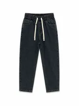 Pantalón tipo jean de corte holgado, color azul oscuro con efecto lavado. Presenta cintura elástica con cordón de ajuste en color crema, bolsillos laterales y costuras reforzadas en tono contrastante.