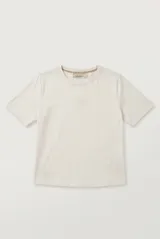 Remera de manga corta y cuello redondo color crudo, corte clásico y holgado.