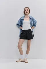 Short negro de tiro medio con cintura elastizada, calce relajado y franjas laterales en contraste.