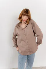 Camisa fucsia de algodón, corte clásico, manga larga y cierre con botones.