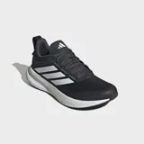 Championes de running Adidas modelo Runblaze en color negro con las tres tiras características en blanco. Presentan un exterior de malla transpirable, mediasuela Cloudfoam para una amortiguación ligera y suela Adiwear de alta resistencia al desgaste.